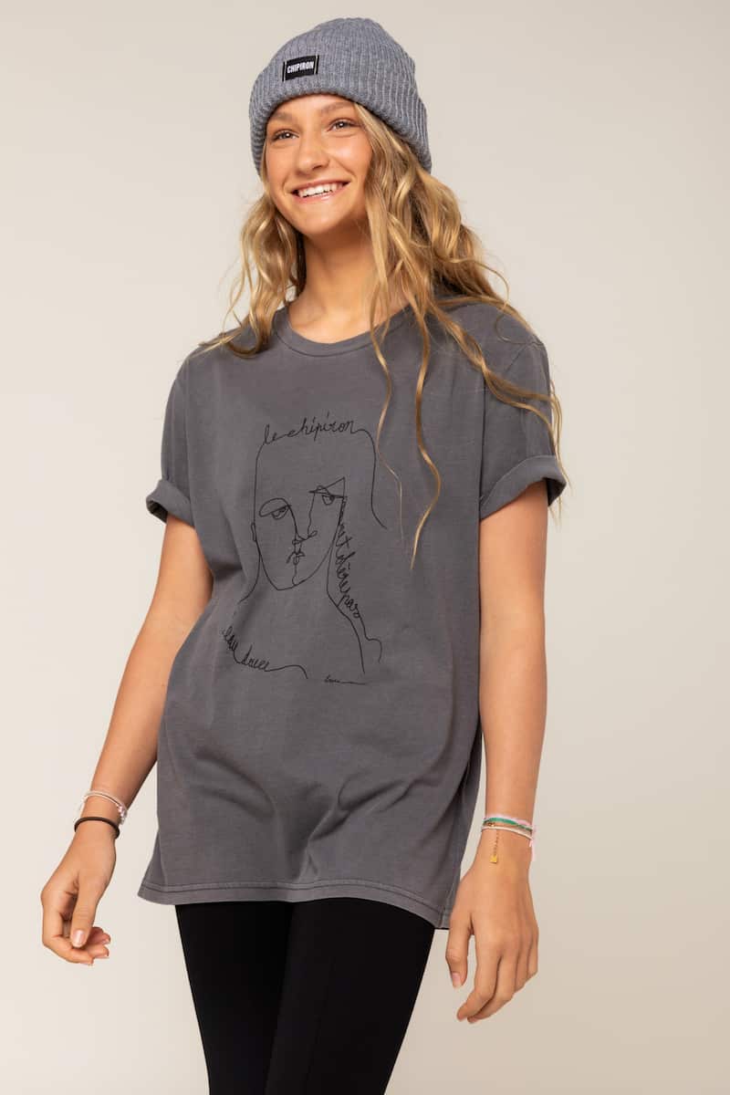 Chipiron_tshirt_bruce-gris-fille-lifestyle-surf