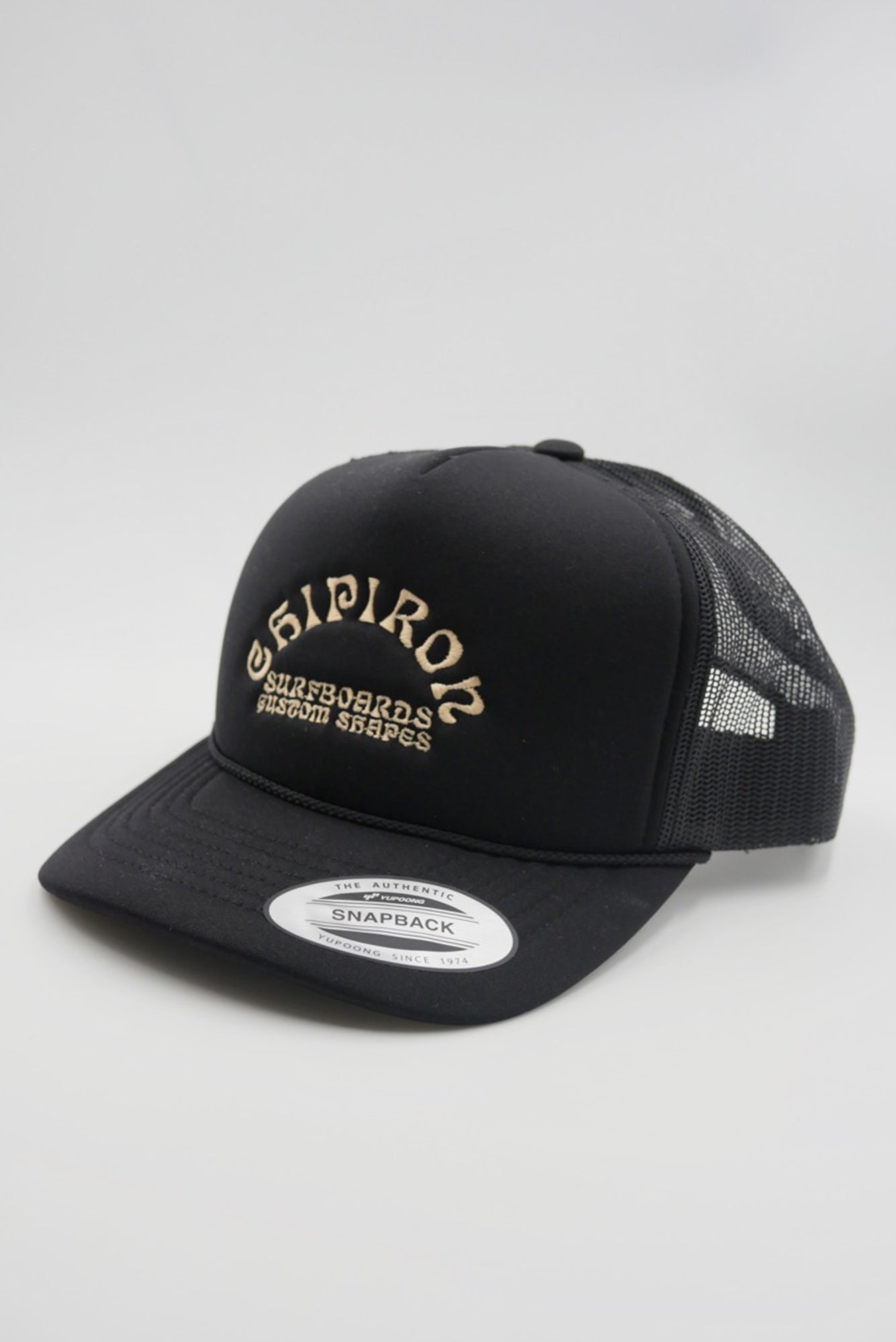 trucker-casquette-filet-noir-broderie-custom-shape-chipiron-surfboards